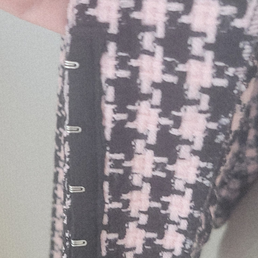 Elegant Women's Pink and Black Houndstooth Blazer - Picture 3 of 7